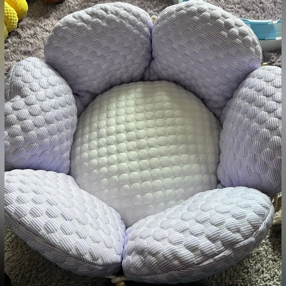 Happy and Polly Flower Petal Cooling Cat Bed